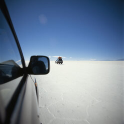 SUVs fahren über die Salzebene, Salar de Uyuni, Bolivien - FSIF02351