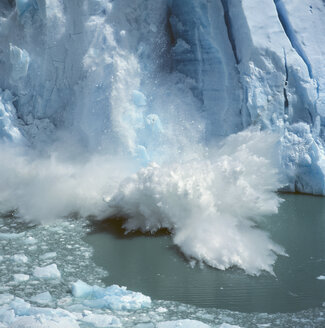 Eis bricht von einem Gletscher ab - FSIF02352