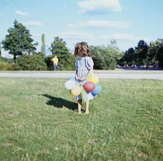 Junges Mädchen hält Luftballons - FSIF02368