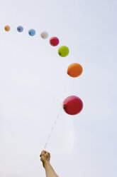 An einer Schnur gebundene Heliumballons - FSIF02377