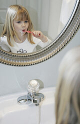 Junges Mädchen beim Zähneputzen in einem Badezimmer - FSIF02382
