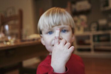 Junge mit einem Klebeverband am Finger - FSIF02386