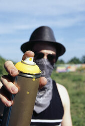 Ein Mann hält eine Spraydose - FSIF02405