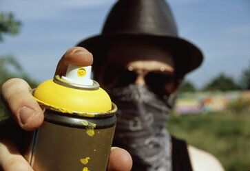 Ein Mann hält eine Spraydose - FSIF02406