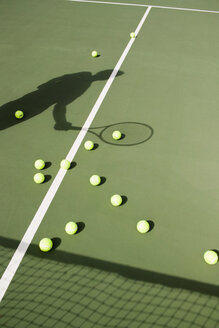 Schatten eines Tennisspielers auf dem Spielfeld - FSIF02418
