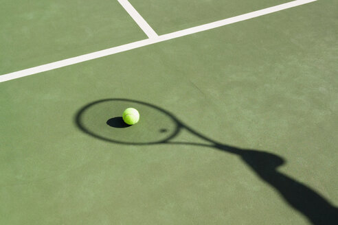Schatten eines Tennisschlägers auf einem Tennisplatz - FSIF02419