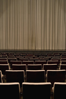 Geschlossener Vorhang in einem leeren Theater - FSIF02442