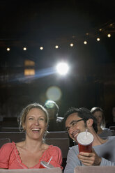 Ein halbwüchsiges Paar lacht in einem Kino - FSIF02443