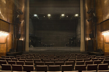 Blick auf die Bühne in einem leeren Theater - FSIF02444