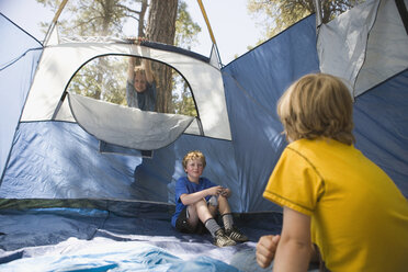 Zwei kleine Jungen sitzen in einem leeren Zelt - FSIF02449