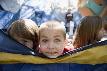 Eine Gruppe von Kindern in einem Zelt - FSIF02453