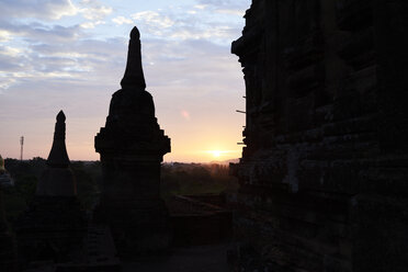 Myanmar, archäologische Stätte von Bagan, Silhouetten bei Sonnenaufgang - IGGF00431