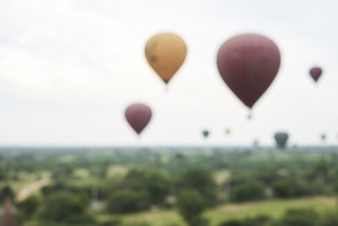 Myanmar, Bagan, blauer Blick auf viele Heißluftballons - IGGF00433