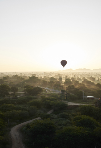 Myanmar, Bagan, Heißluftballons bei Sonnenaufgang, lizenzfreies Stockfoto