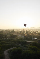 Myanmar, Bagan, Heißluftballons bei Sonnenaufgang - IGGF00434