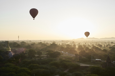 Myanmar, Bagan, Heißluftballons bei Sonnenaufgang, lizenzfreies Stockfoto