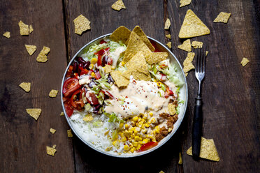 Taco-Salatschale mit Reis, Mais, Chili con Carne, Kidneybohnen, Eisbergsalat, Sauerrahm, Nacho-Chips, Tomaten - SBDF03464