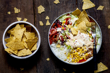 Taco-Salatschale mit Reis, Mais, Chili con Carne, Kidneybohnen, Eisbergsalat, Sauerrahm, Nacho-Chips, Tomaten - SBDF03465