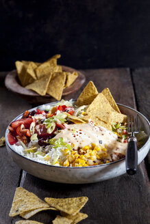 Taco-Salatschale mit Reis, Mais, Chili con Carne, Kidneybohnen, Eisbergsalat, Sauerrahm, Nacho-Chips, Tomaten - SBDF03468