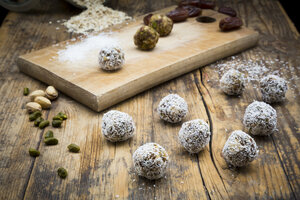 Bliss Balls mit Datteln, Pistazien, Haferflocken und Kokosnussflocken - LVF06723