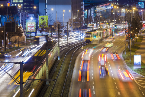 Deutschland, Baden-Württemberg, Stuttgart, Verkehr am Abend, lizenzfreies Stockfoto