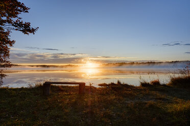 Deutschland, Bayern, Oberbayern, Sachsenkam, Kirchsee bei Sonnenaufgang - SIEF07729