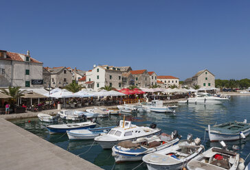 Croatia, Dalmatia, Primosten, harbour, fishing boats, restaurants - WWF04159