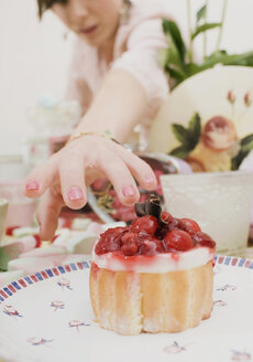 Eine Frau greift nach einem Kuchen - FSIF02482