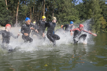 Professionelle Schwimmerinnen und Schwimmer, die auf ein Like treffen - FSIF02484