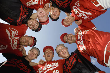 Eine Baseball-Mannschaft, die in einem Huddle steht - FSIF02491