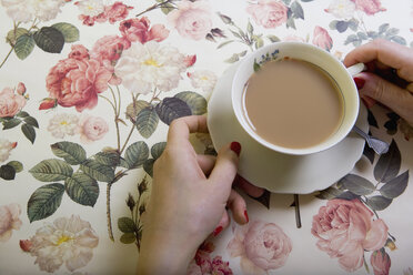 Eine Tasse Tee auf einem geblümten Tischtuch - FSIF02495