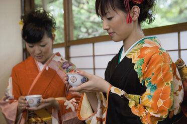 Zwei Frauen im Kimono trinken Tee - FSIF02532