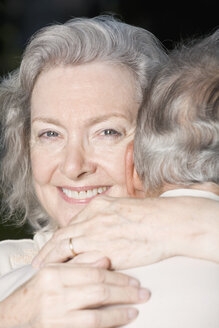 Ein älteres Paar, das sich umarmt - FSIF02534