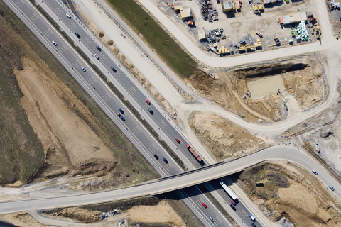 Luftaufnahme einer Baustelle und einer Autobahn, lizenzfreies Stockfoto