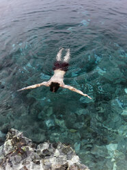 Ein Mann schwimmt im Meer - FSIF02545