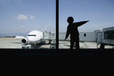 Ein Kind imitiert ein Flugzeug - FSIF02550