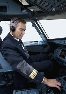 Ein Pilot im Cockpit eines Verkehrsflugzeugs - FSIF02584