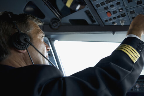 Ein Pilot im Cockpit eines Verkehrsflugzeugs - FSIF02595