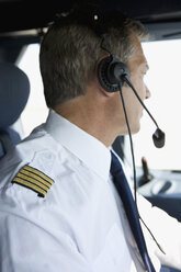 Ein Pilot im Cockpit eines Verkehrsflugzeugs - FSIF02596