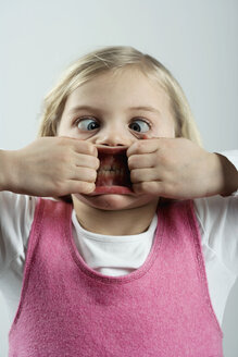 Ein kleines Mädchen macht ein gruseliges Gesicht - FSIF02610
