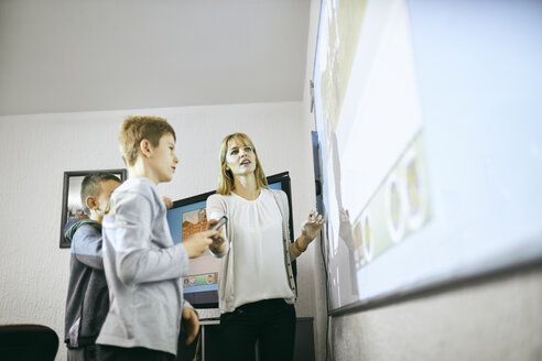 Lehrer mit Schülern im Unterricht am interaktiven Whiteboard - ZEDF01193