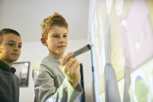 Schüler im Unterricht am interaktiven Whiteboard - ZEDF01194