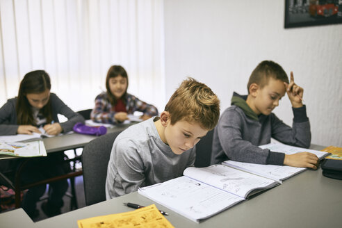 Schüler lernen im Unterricht - ZEDF01203