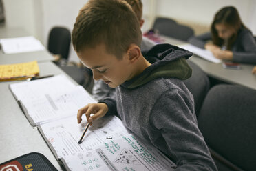 Schüler lernen im Unterricht - ZEDF01205