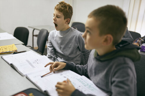 Schüler lernen im Unterricht mit gähnendem Jungen - ZEDF01206