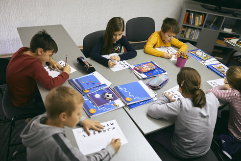 Schüler lernen im Unterricht - ZEDF01210