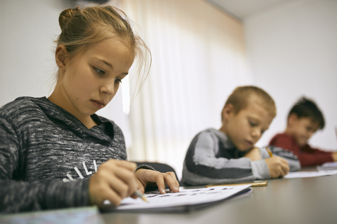 Schüler lernen im Unterricht, lizenzfreies Stockfoto