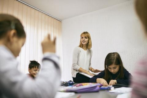 Lehrer mit Schülern in der Klasse, lizenzfreies Stockfoto