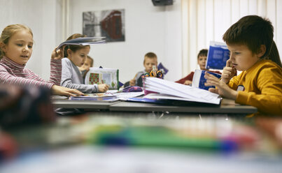 Schüler lernen im Unterricht - ZEDF01221