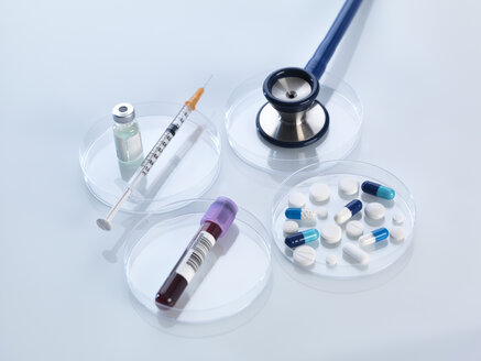 Stethoskop, Impfstoff, Blutprobe und verschiedene Medikamente in Petrischale - ABRF00106